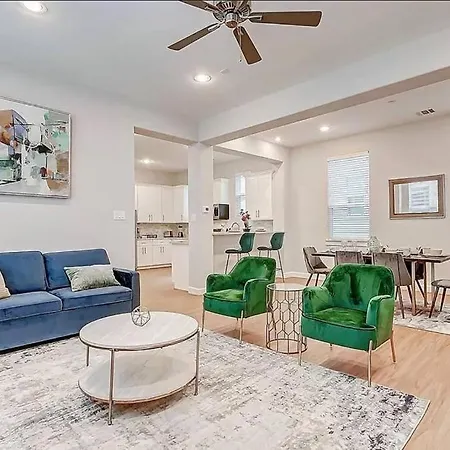 Luxurious 3 Beds/3.5 Baths House- The Heights Villa